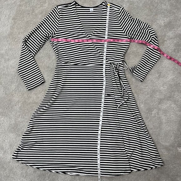 Old Navy Black & White Striped Long Sleeve Flowy Wrap Dress Women’s Size Medium - Picture 12 of 13